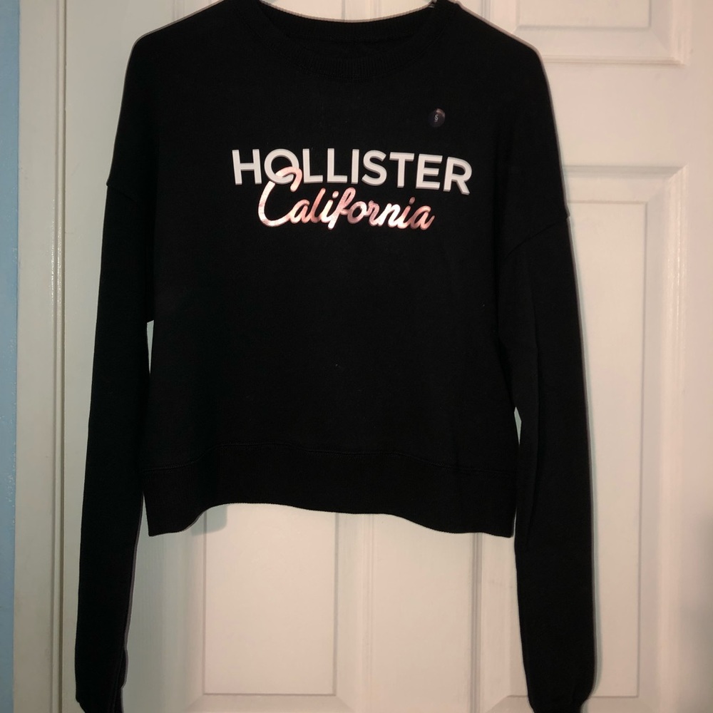 Small Hollister crewneck.
